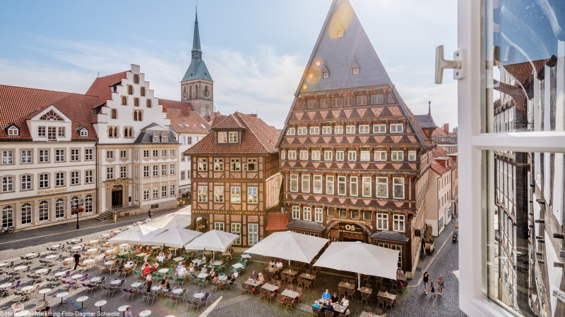 y over torget i Hildesheim med de vackra utsmyckade fasaderna